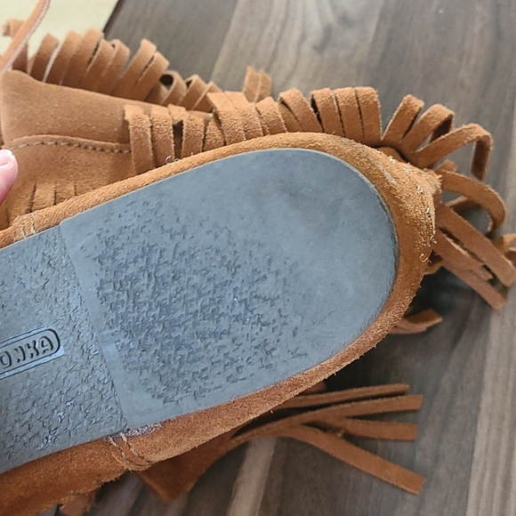 EUC Minnetonka fringe boots - Picture 6 of 16